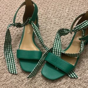 NEW Talbots green gingham tie sandals, new and unworn size 7